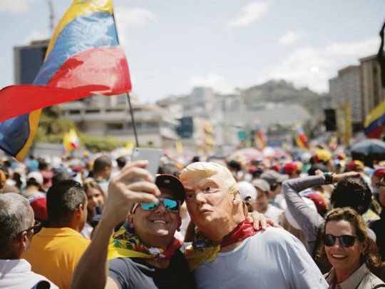 RESPALDO. Un manifestante posa con una máscara de Donald Trump en Caracas.&nbsp;