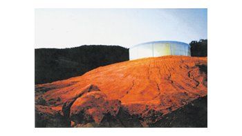 «Sonic Pavillion» del estadounidense Doug Aitken en una colina del Instituto Inhotim, un lugar único a 60 km de Belo Horizonte; 100 hectáreas donde se combinan naturaleza, arquitectura y arte.