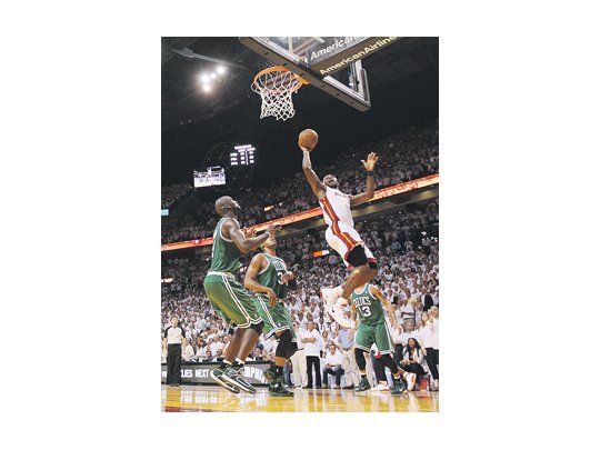 LeBron James encesta ante la marca de Paul Pierce, de Boston Celtics. Miami Heat ganó y se clasificó finalista de la Conferencia Este.