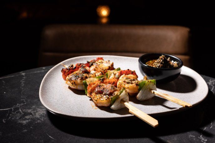 Ofrecen una barra omakase dirigida por el maestro Takeshi Shimada. Ofrecen una barra omakase dirigida por el maestro Takeshi Shimada.