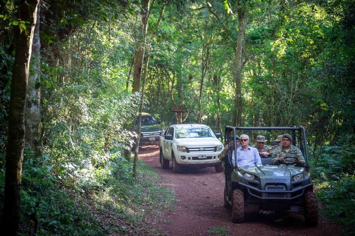El ministro de Defensa, Jorge Taiana, junto a las Fuerzas Armadas. 