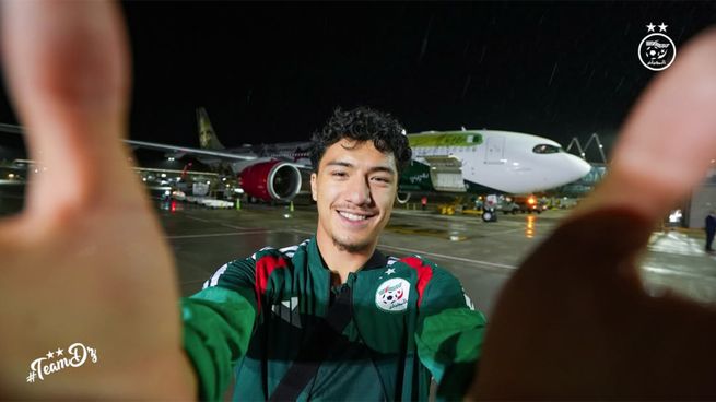 Ibrahim Maza luego de aterrizar en Estados Unidos para disputar el Mundial 2026 con Argelia.