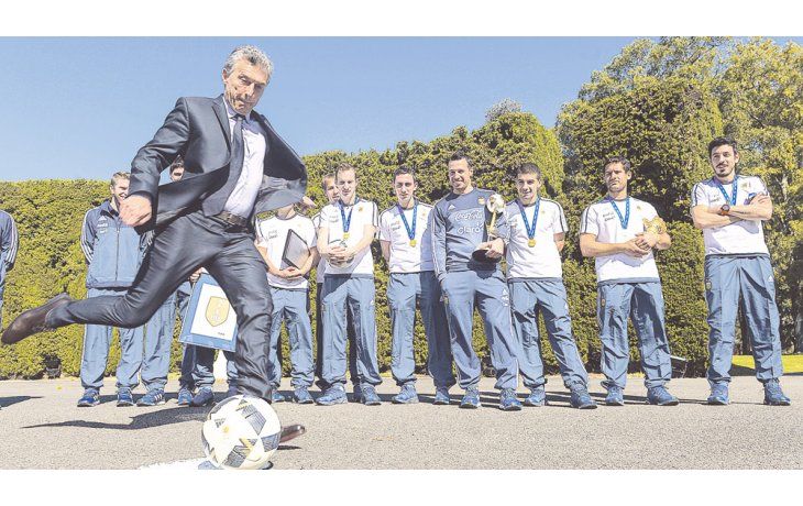 Así como adoptó Tecnópolis y el Centro Cultural Kirchner, emblemas del Gobierno anterior, Mauricio Macri ya hizo suyo el Futsal, una pasión de Daniel Scioli, que creó su propio equipo Villa La Ñata. Ayer, el Presidente recibió y felicitó en Olivos, a los jugadores la Selección Nacional de Futsal, consagrados campeones del mundo y pateó para la foto.
