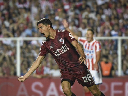 Ignacio Fernández marcó el primero de River que significó el empate parcial que luego inclinaría a favor de los de Núñez Robert Rojas.