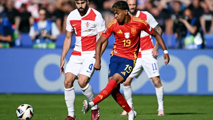 Lamine Yamal, la figura de España. La Selección de España corre peligro de ser embargada a su arribo a los Estados Unidos por deudas que maniene su país con Fondos y empresas internacionales. Lamine Yamal, la figura de España. La Selección de España corre peligro de ser embargada a su arribo a los Estados Unidos por deudas que maniene su país con Fondos y empresas internacionales.