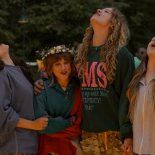 La serie creada por Megan Park llega el 5 de agosto con sus ocho episodios disponibles desde el estreno.