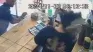 Security cameras captured the moment in which the criminal threw a stone at a woman's head to rob her. Security cameras captured the moment in which the criminal threw a stone at a woman's head to rob her.