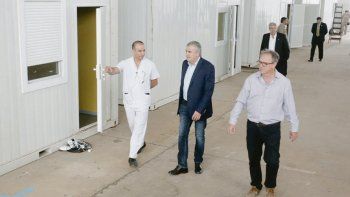 Plan. El gobernador Gerardo Morales recorre el predio donde se instalaron los m&oacute;dulos hospitalarios para contener un posible avance de los casos.