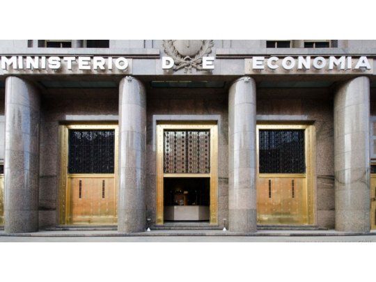 Hacienda anunció que reducirá en un 50% la venta diaria de dólares