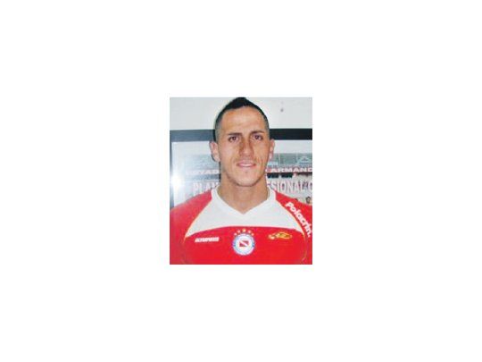 Pablo Migliore se prueba la casaca de Argentinos Juniors. Le preguntaron si debutaba mañana ante Godoy Cruz y dijo que dependía del técnico. Se lesionó Nereo Fernández, así que puede ser.