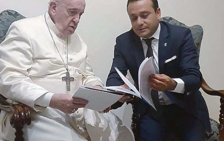 compromiso. El gobernador le mostr&oacute; a Bergoglio los documentos que certifican el cumplimiento de Misiones con la enc&iacute;clica &ldquo;Lau&shy;da&shy;to si&rsquo;&rdquo;.