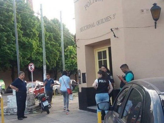 El episodio ocurrió ayer alrededor de las 16.30 en la comisaría ubicada sobre avenida 12 de octubre 55, en Quilmes Oeste.