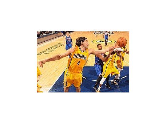 Scola marcó 10 puntos en 15 minutos de juego.
