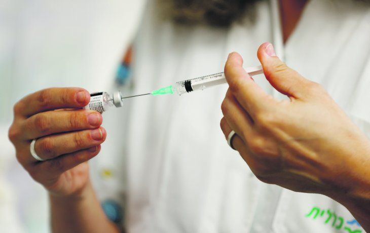 RESPUESTA. La vacunación, con los esquemas completos previstos en cada producto, sigue proveyendo una protección eficaz contra las nuevas variedades del coronavirus.