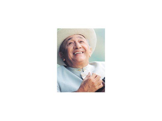 Simón Díaz, autor de “Caballo viejo”, que cantó Mercedes Sosa entre otros numerosos artistas.