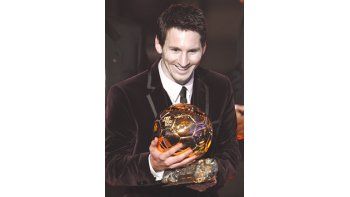 Lionel Messi, con su tercer Balón de Oro que entrega la FIFA al mejor jugador de 2011.