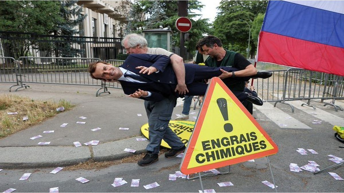 Greenpeace activists stole a statue of Emmanuel Macron and placed it in front of the Russian embassy