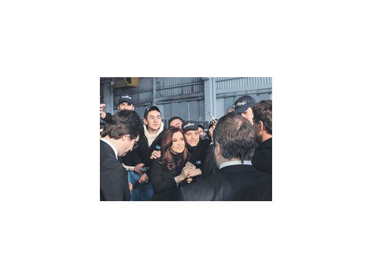 Luego de un discurso en el que recomendó a España no realizar ajustes para salir de la crisis, Cristina de Kirchner saludó a los empleados de la fábrica de lavarropas de Mabe, en Haedo, que inauguró personalmente.