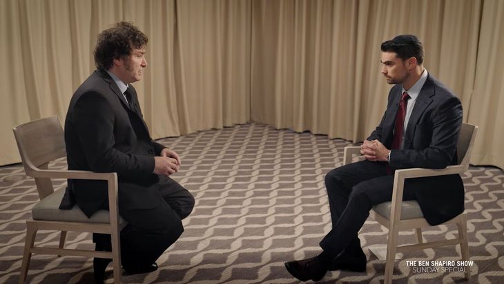 Milei con el presentador Ben Schapiro. Milei con el presentador Ben Schapiro.