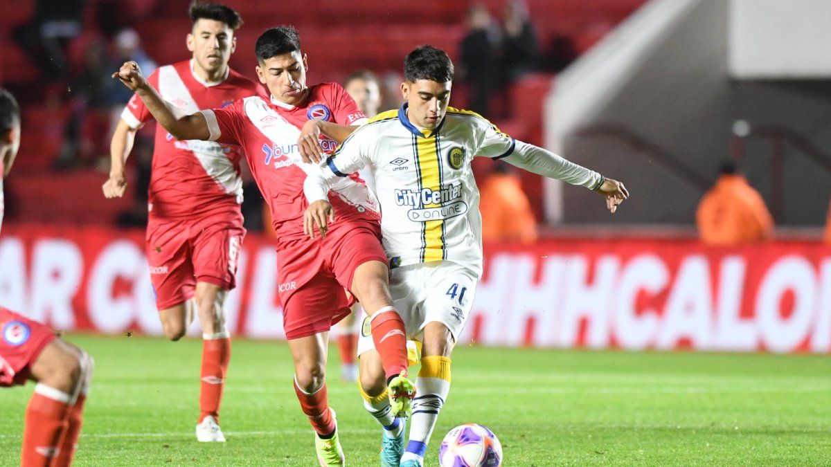 Argentinos Juniors defeated Rosario Central and is still in the fight