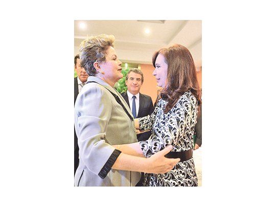 Dilma Rousseff y Cristina de Kirchner ayer en La Habana en un encuentro bilateral en la previa de las deliberaciones de la CELAC. En el medio, el entrerriano Sergio Urribarri ofició de testigo.