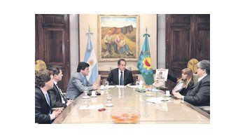 Daniel Scioli y Gabriel Mariotto recibieron ayer a la madre de la joven Fátima Catán, fallecida en 2010 a raíz de un ataque que se atribuye a su pareja.