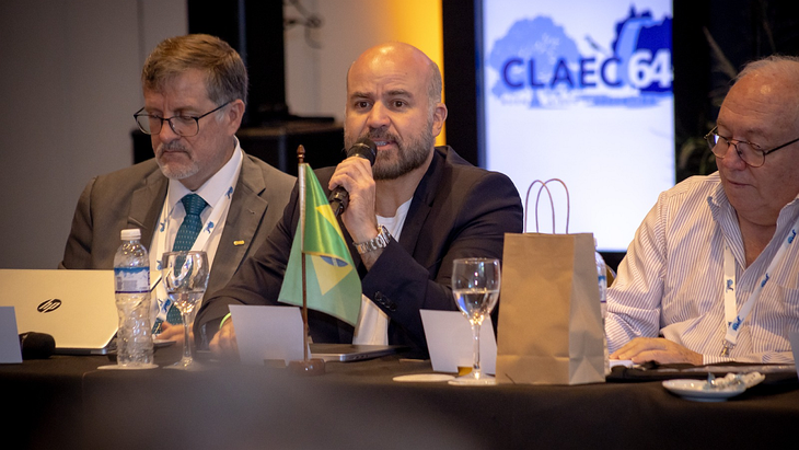 Carlos Guimaraes, vice 1º de la Federación Nacional de Comercio de Combustibles y Lubricantes de Brasil. Carlos Guimaraes, vice 1º de la Federación Nacional de Comercio de Combustibles y Lubricantes de Brasil.