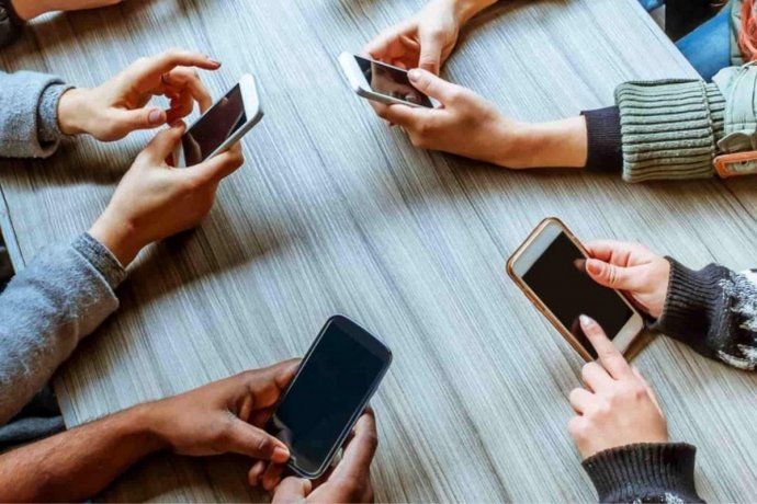 El uso excesivo de los celulares afecta la interacción entre los jóvenes. 