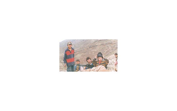 ámbito.com | Una imagen de «Las tortugas pueden volar», película iraní que abre el festival marplatense (fue la ganadora del premio máximo en San Sebastián). Cuenta la historia de un grupo de chicos iraquíes los días previos a la invasión norteamericana
