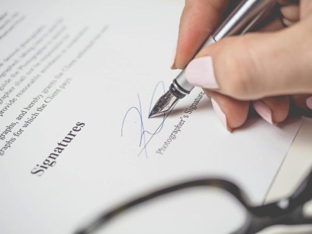 Según la grafología, subrayar el nombre en la firma puede interpretarse como una señal de autoafirmación.