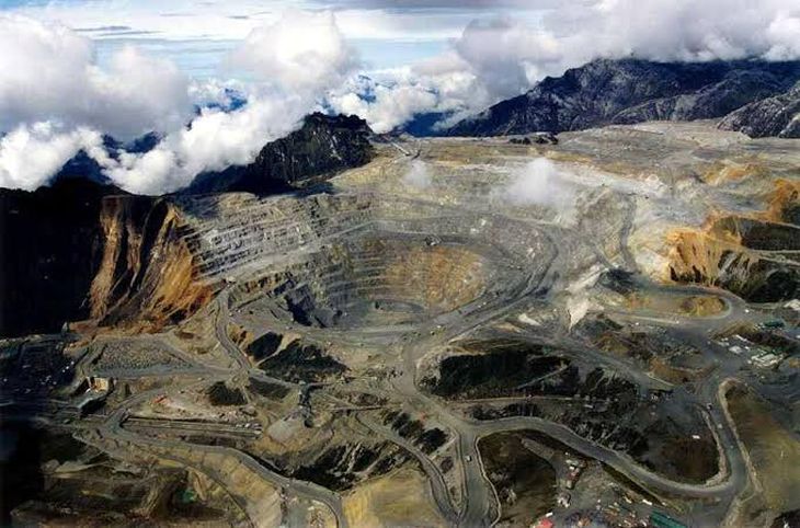 La mina Grasberg, operada por Freeport-McMoRan en Indonesia, sufrió interrupciones que recortaron producción y aumentaron la presión sobre la oferta global de cobre.