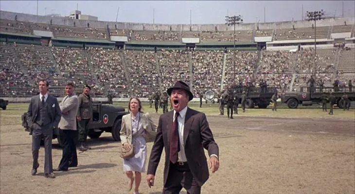 Jack Lemmon en el Estadio Nacional de Santiago de Chile, donde habían asesinado a su hijo. 