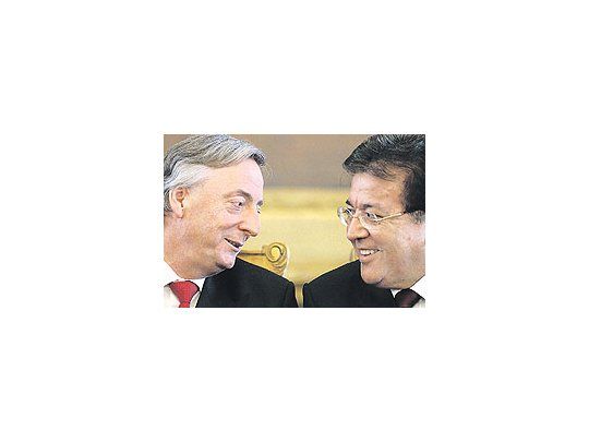 Néstor Kirchnery el presidente deParaguay, Nicanor DuarteFrutos, firmaron elmemorándum deentendimiento parahacer de Yacyretáun emprendimiento«viable». Pero no huboacuerdo sobre laseventualescondonaciones de fondosa ese país por u$s 5.000millones.
