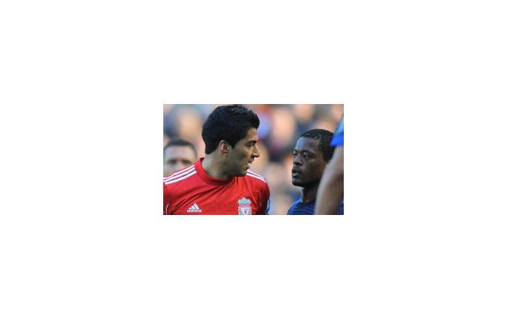 Sancionado. Suárez insulta y agrede verbalmente a Evra. No jugará por ocho partidos y deberá pagar 48.000 euros.