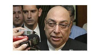 Uno de los médicos personales del presidente comunicó que el ex obispo tiene un coágulo en una vena y deberán seguir de cerca su evolución
