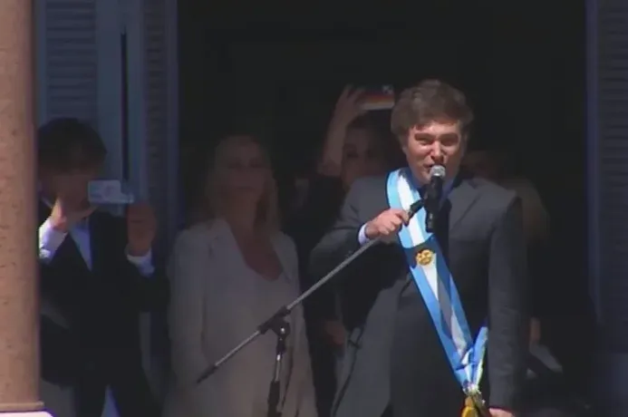 El presidente Javier Milei salió al balcón de la Casa Rosada tras la jura en el Congreso de la Nación.