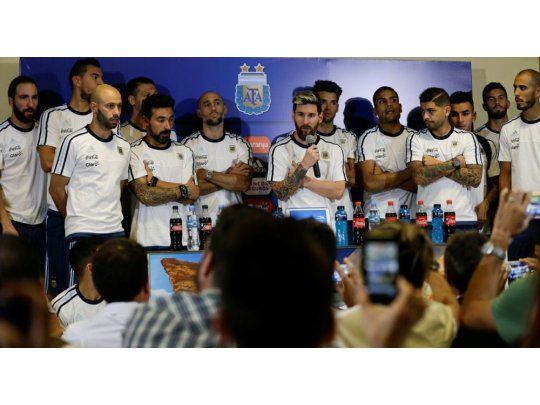 Lionel Messi le informa a la prensa la decisión del plantel de no dar más notas.