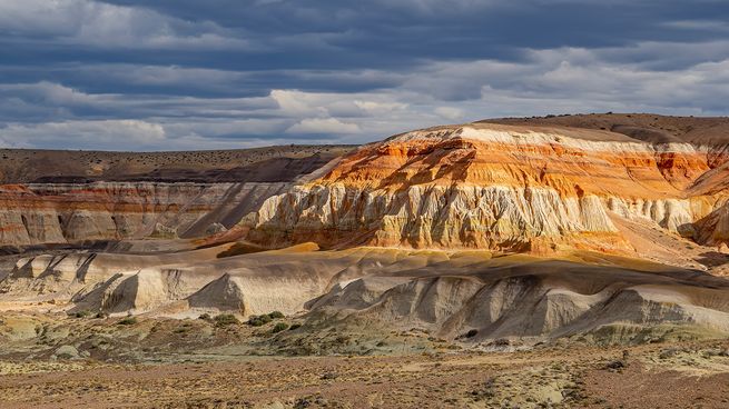 El Bosque Petrificado Sarmiento, joya de Chubut, combina turismo, historia y naturaleza en un paisaje único de la Patagonia Argentina.