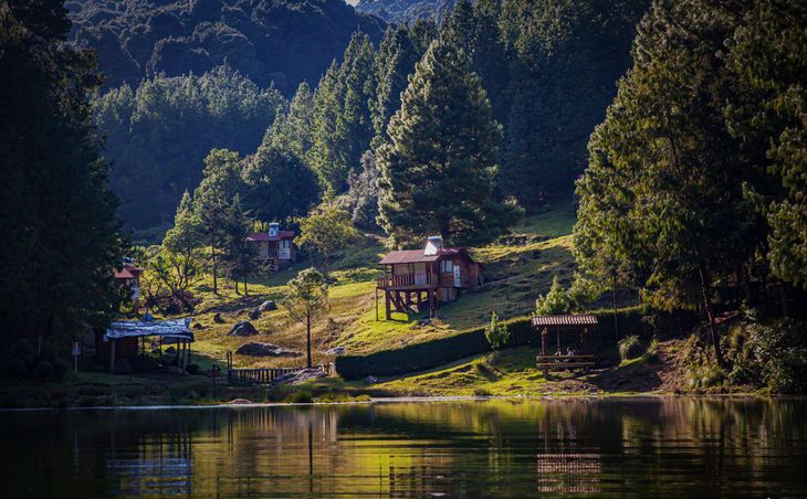 La Presa del Llano en Villa del Carbón destaca por su espejo de agua rodeado de densos bosques de pinos, ideal para paseos en kayak y senderismo matutino. La Presa del Llano en Villa del Carbón destaca por su espejo de agua rodeado de densos bosques de pinos, ideal para paseos en kayak y senderismo matutino.