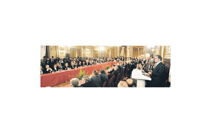 ámbito.com | Daniel Scioli ayer en La Plata reunió a 91 intendentes del PJ, el radicalismo K y vecinalistas para expresar respaldo a Cristina de Kirchner.