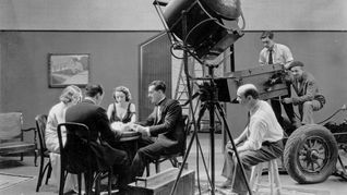 Del conte.&nbsp; Dirigiendo una escena de “La barra de Taponazo en la Sacha Manzanera” (Foto: Acervo CIFHA).