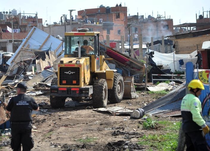 Con gran operativo, desalojaron el asentamiento Papa Francisco (foto 1)