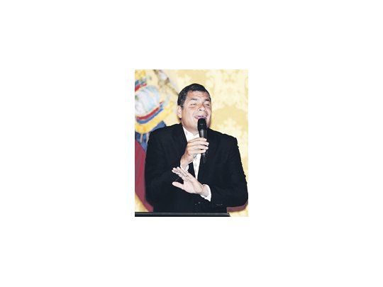 Rafael Correa dijo que ya tenía decidido el indulto hace tiempo, pero reclamó que dejen de victimizarse los medios que injurian.