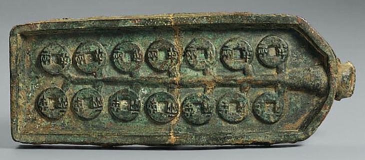 Molde para la fabricación de monedas, dinastía Quin 221-206 A.C. China continuó utilizando el mismo tipo de monedas hasta entrado los 1930´s. Salvo algunos periodos, por 1800 años las emitirán fundiciones privadas autorizadas por el emperador. Molde para la fabricación de monedas, dinastía Quin 221-206 A.C. China continuó utilizando el mismo tipo de monedas hasta entrado los 1930´s. Salvo algunos periodos, por 1800 años las emitirán fundiciones privadas autorizadas por el emperador.