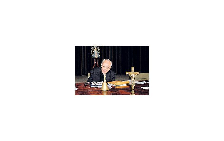 ámbito.com | El cardenalJorgeBergoglioencabezóayer unencierro demás denueve horasde la ComisiónPermanentedelEpiscopado.Los obisposle reclamaronal gobiernoque no actúecomo unaparte interesadaen elconflicto conel campo.