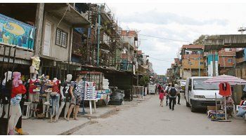 Tránsito. Autos, peatones y bicicletas conviven hoy en las calles de la Villa 31. Para ordenar el tránsito debieron instalar semáforos, reductores de velocidad y lomos de burro.