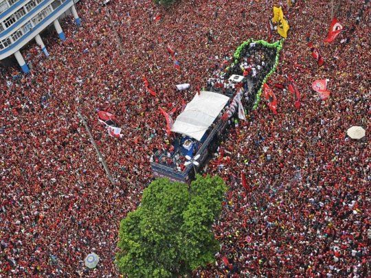Una marea humana roja y negra colmó las calles céntricas de Río de Janeiro para recibir al equipo campeón de la Copa Libertadores 2019.
