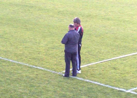 Yo también charlo. Ernesto Corti conversa mientras los jugadores se refrescaban.