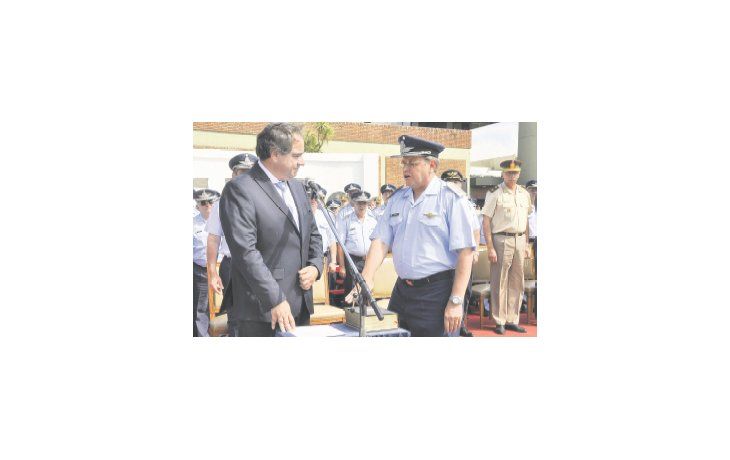 ámbito.com | Julio Martínez, ministro de Defensa, le toma juramento ayer al brigadier  Enrique Amreim como nuevo jefe de la Fuerza Aérea. El Gobierno prometió que volverá a existir capacidad operacional.
