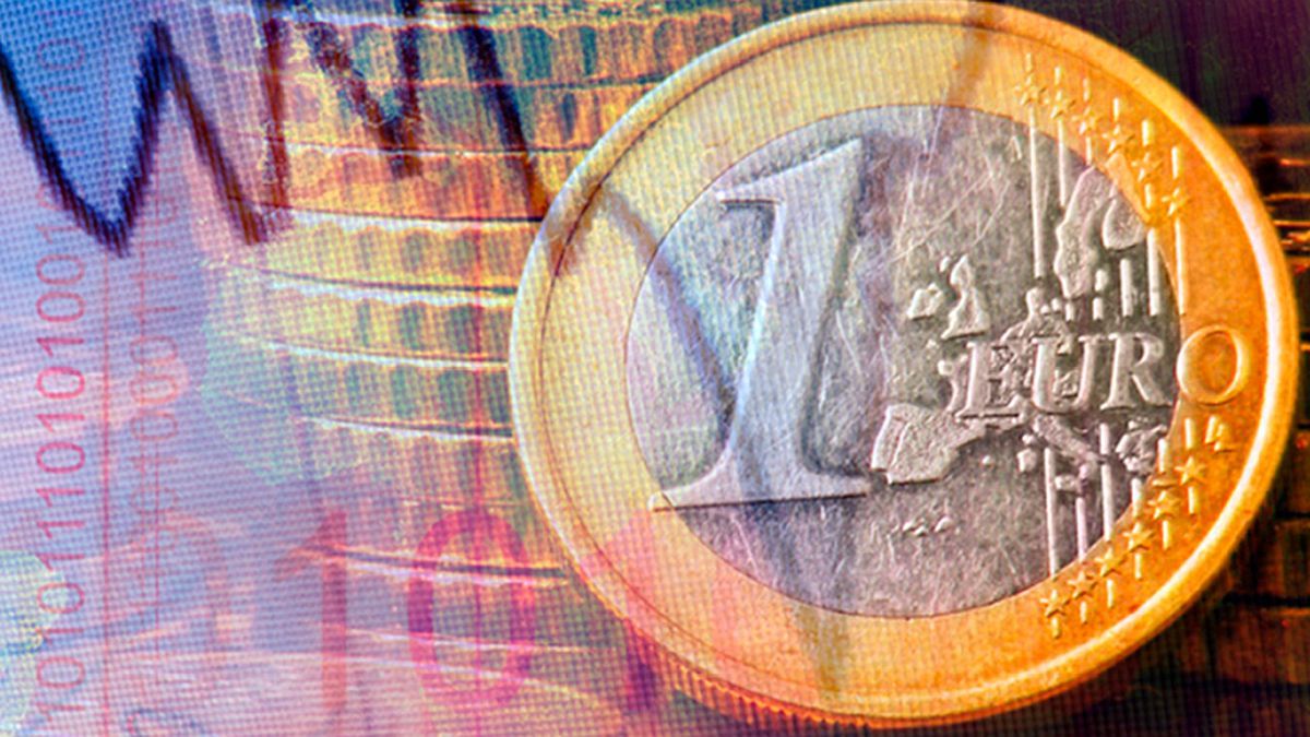 The bank crisis reached currencies: the euro and the pound sank against the dollar